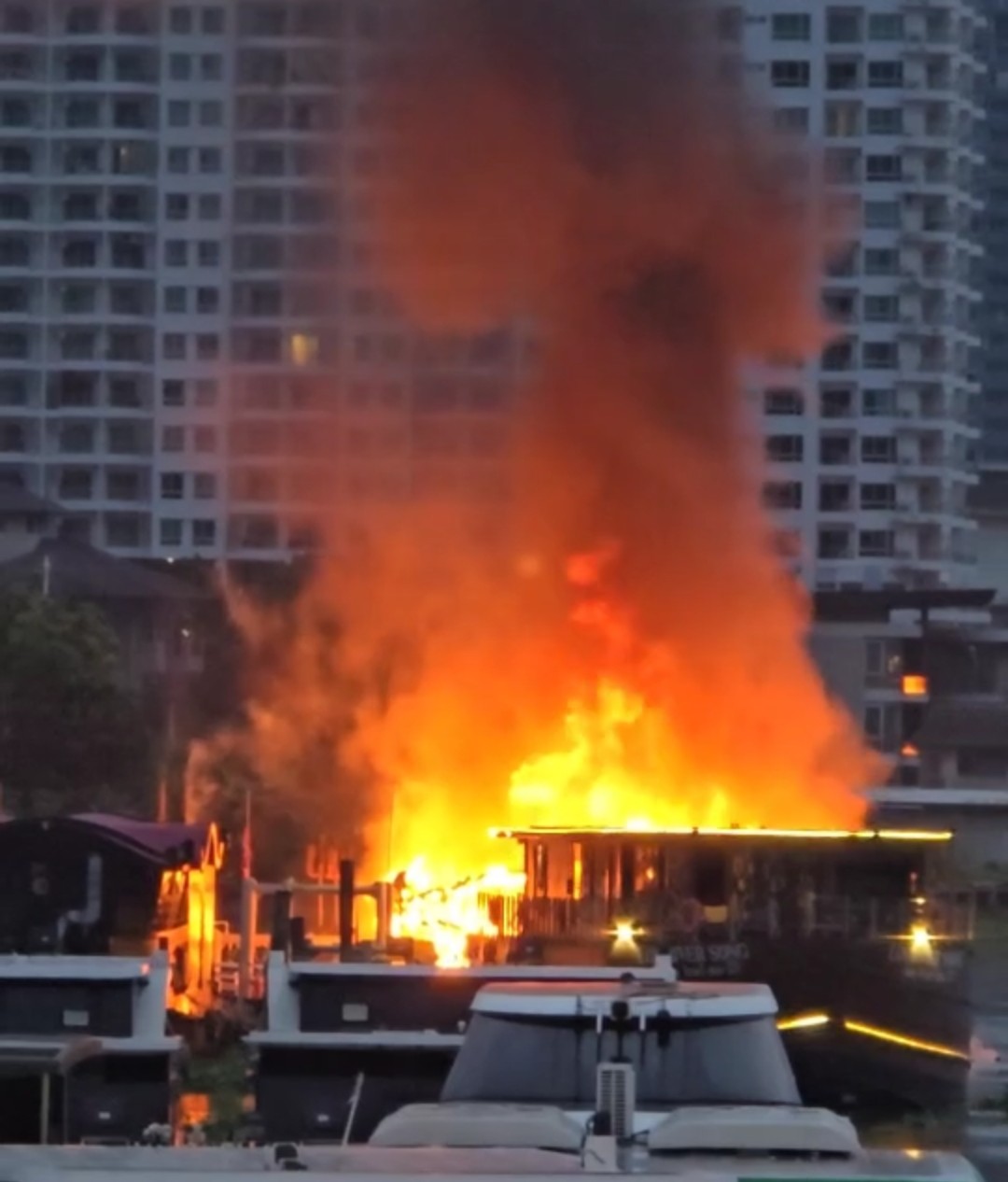 ไฟไหม้รับอรุณ เรือท่องเที่ยวบริเวณโรงแรมย่านเจริญนคร