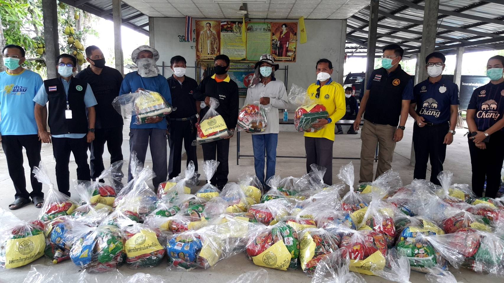 ผู้บัญชาการเหตุการณ์พร้อม รองนายก​อบจ.บุรีรัมย์​ นำเสบียงอาหารกว่า 600 ชุดมอบ 3 หมู่บ้านถูกสั่งปิดสกัดโควิด-19