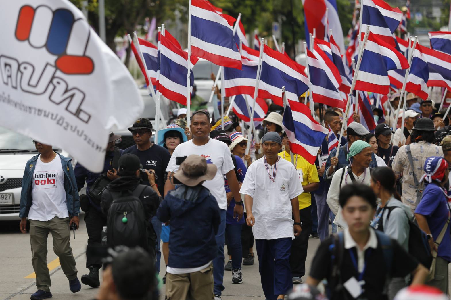 คปท. บุกสภา! ค้านร่างพรบ.นิรโทษกรรม "ม.112-ทุจริต" ขู่สอดไส้ช่วย "ยิ่งลักษณ์-ทักษิณ" ต้านถึงที่สุด 