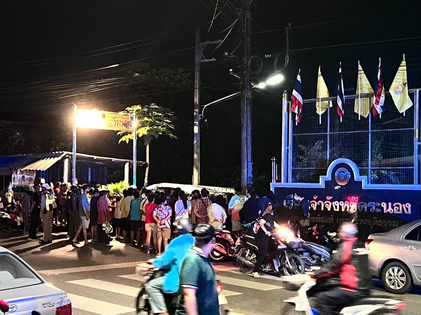 ฮือ!!ผู้ปกครองนักเรียนโรงเรียนดังระนองรวมตัวประท้วงคัดค้านการปล่อยตัวมือซุ่มยิง
