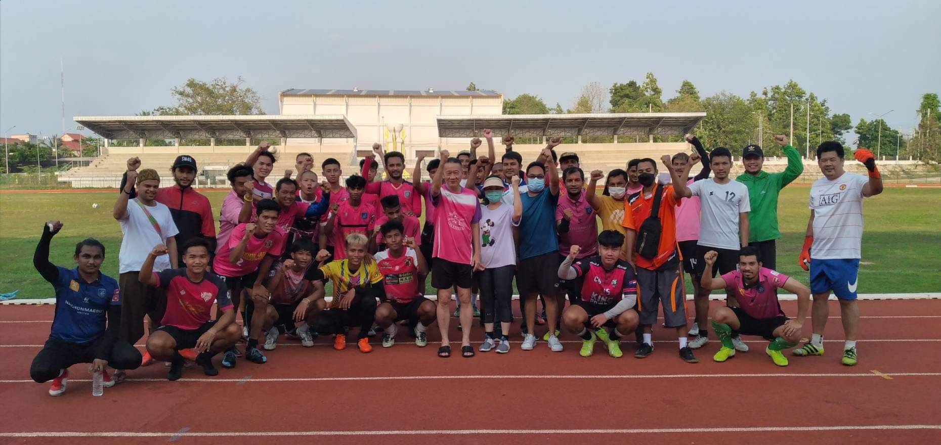 ที่ปรึกษาสโมสรนครแม่สอดยูไนเต็ดให้กำลังใจ  สโมสรฟุตบอล Him Him Maesod Football club 