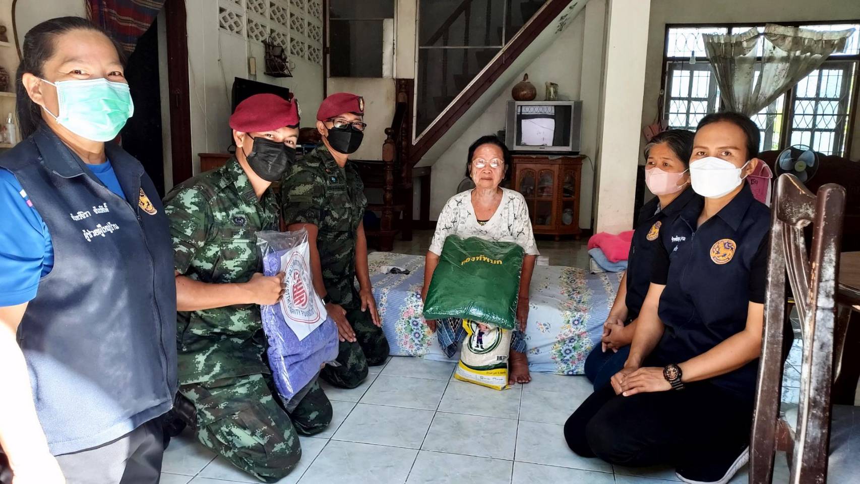 กรมรบพิเศษที่ 1 ค่ายวชิราลงกรณ์แจกผ้าห่มในชุมชนรอบค่ายฯคลายหนาว 