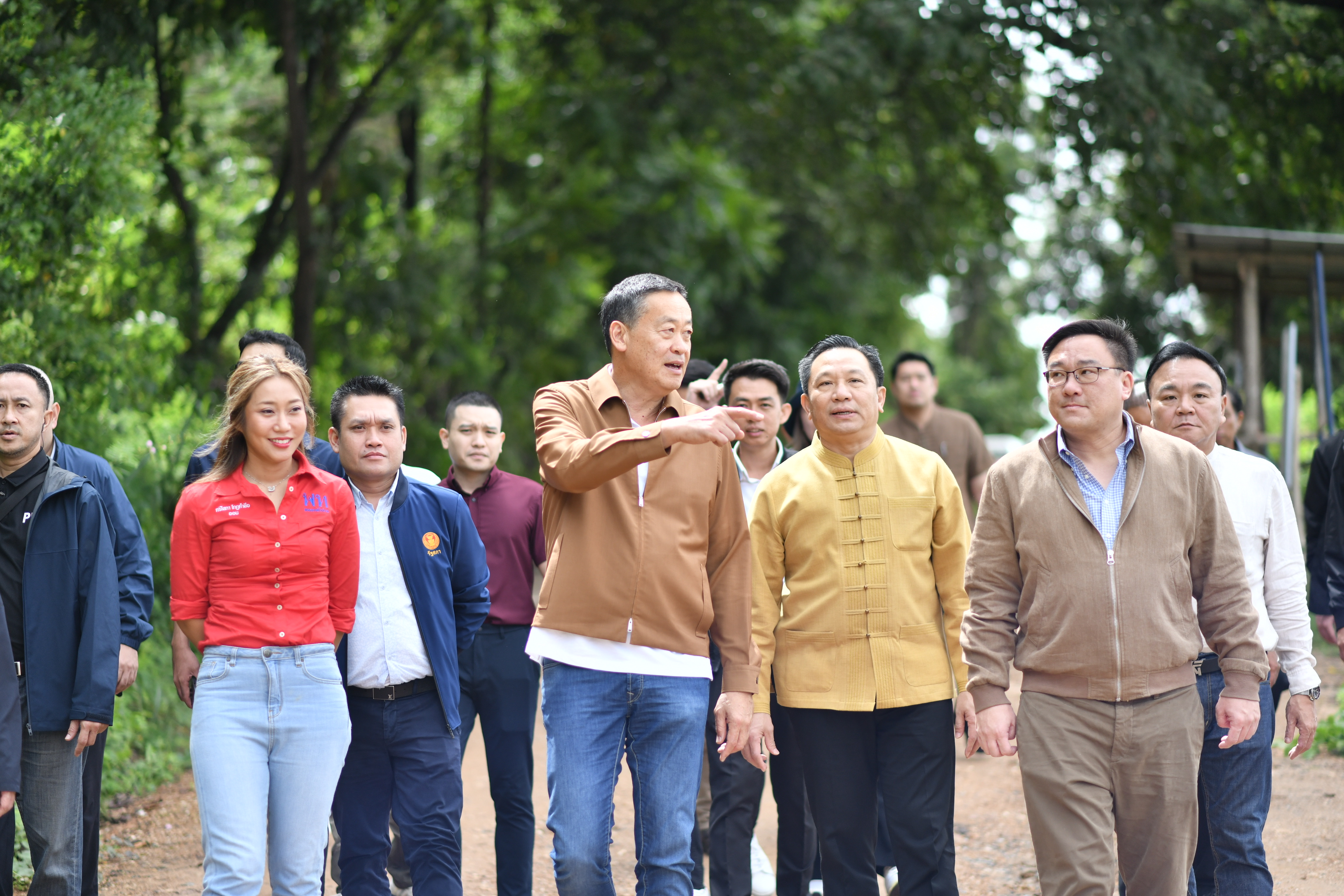 "นายกฯ" รับฟังสถานการณ์น้ำเขื่อนแม่กวง พูดคุยชาวประมงพื้นบ้าน แนะอย่าใช้ตาข่ายถี่เกินไป  "กลุ่มสหพันธ์เกษตรกรภาคเหนือ" ชูป้ายเรียกร้อง
