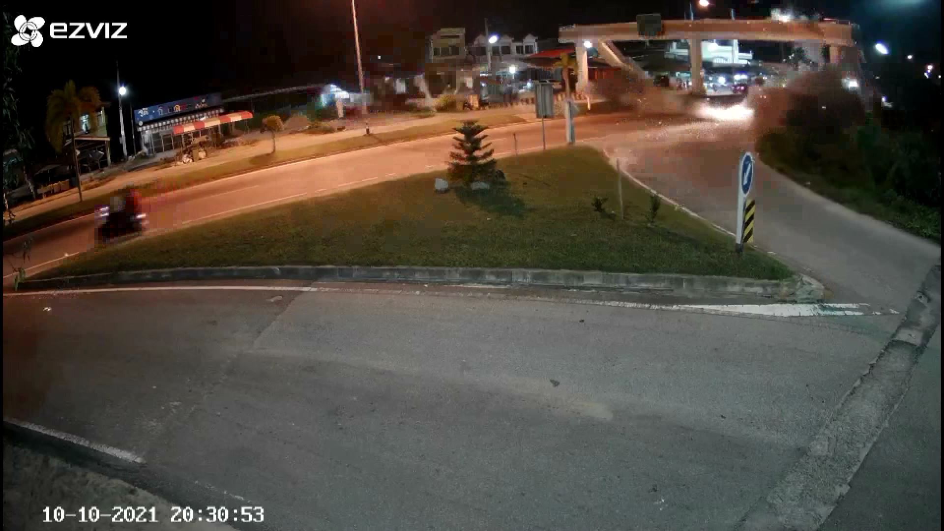 คลิปโจรใต้จุดระเบิดรถตำรวจชาวบ้านเจ็บ 1 ราย ที่บาเจาะ