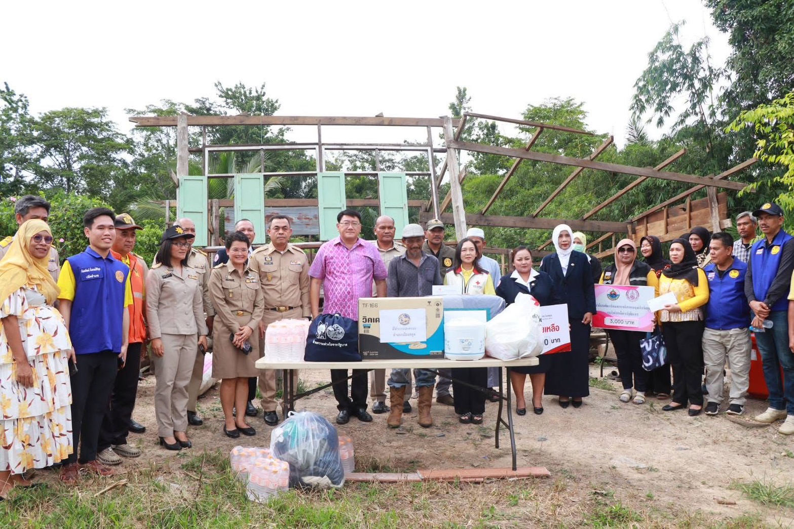 พ่อเมืองสตูล พร้อมนายกเหล่ากาชาดจังหวัดลงพื้นที่เยี่ยมให้กำลังใจผู้ประสบวาตภัยในตำบลเกตรี