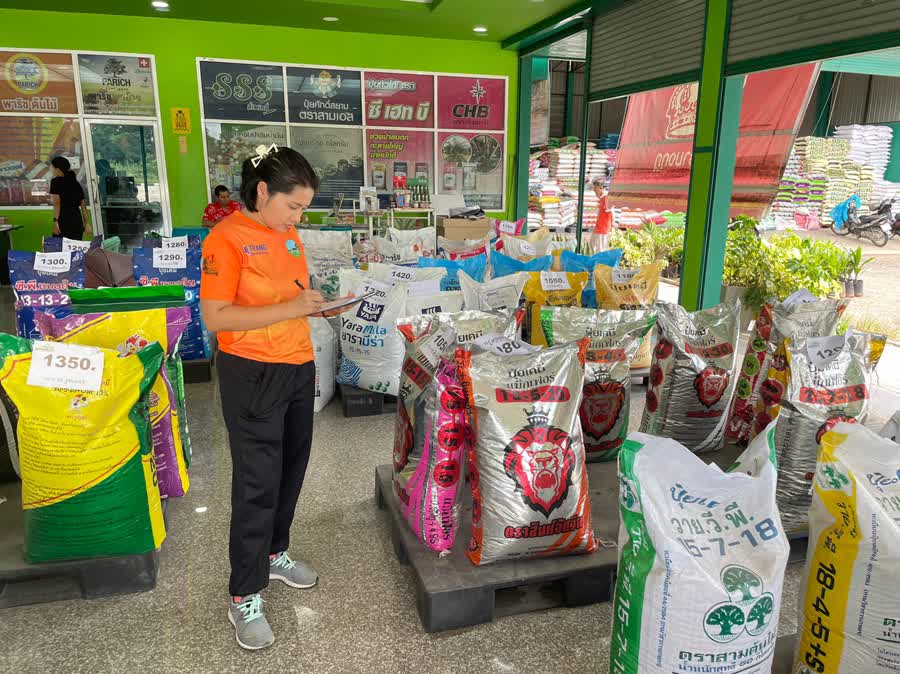 พณ.ตรังเตือนร้านค้าห้ามโก่งราคาปุ๋ยหากพบดำเนินคดีเด็ดขาด   