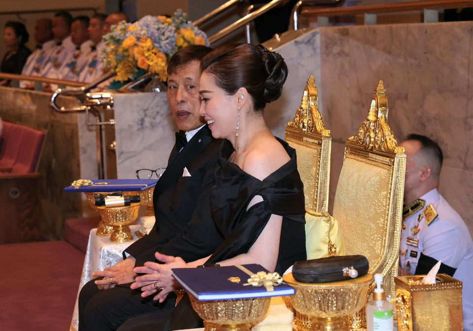 ในหลวง-พระราชินี ทอดพระเนตรการแสดงกาชาดคอนเสิร์ตครั้งที่ 52 “STILL ON MY MIND ธ สถิต ในดวงใจนิรันดร์”