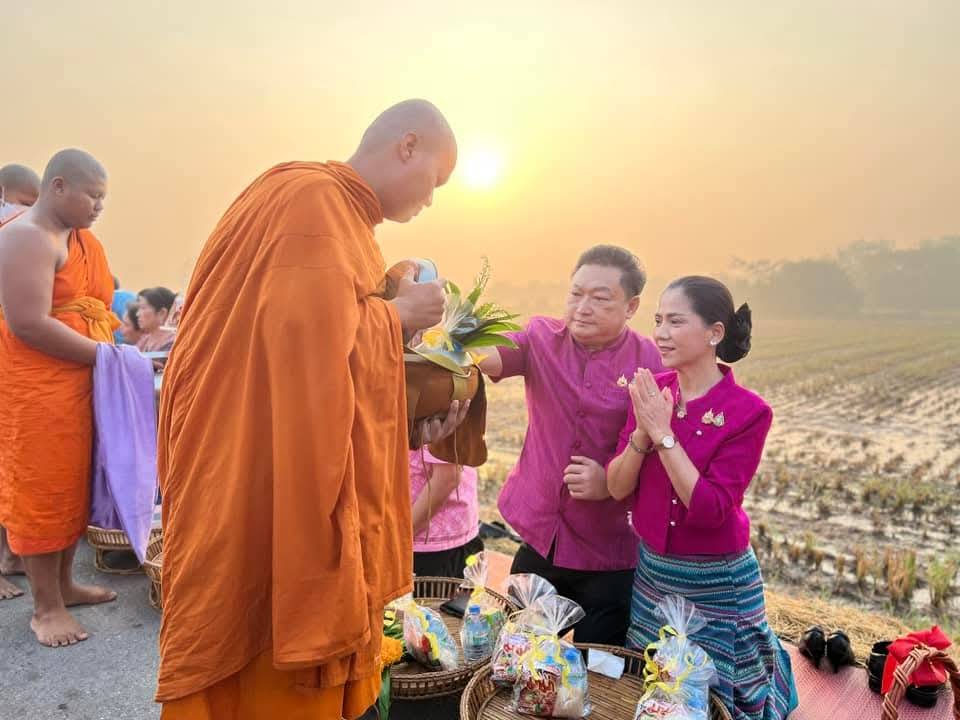 ผู้ว่าฯอ่างทอง เป็นประธานในพิธี "แต่งไทยใส่บาตร ใส่ใจแห่งรัก เติมบุญเติมรัก 14 กุมภา ประจำปี 2568" สานสัมพันธ์ชุมชน