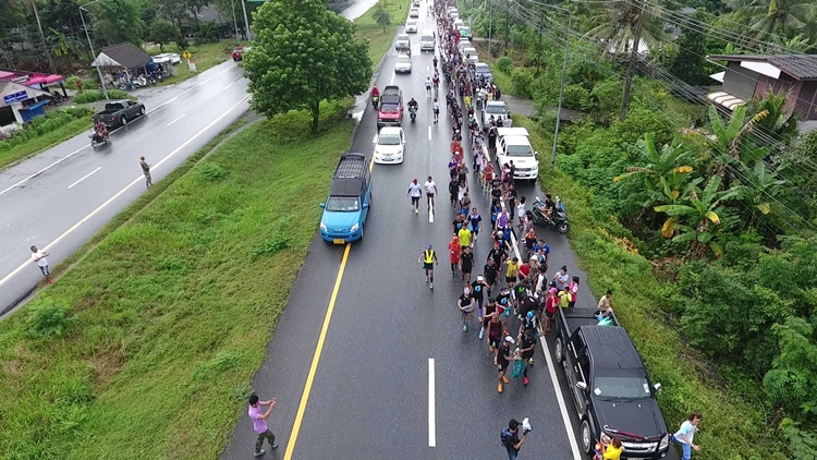 "ตูน" วิ่งจบเซ็ท 2 ก่อนมุ่งหน้ารับมอบเงิน 16 ล้าน ที่วัดพระมหาธาตุ