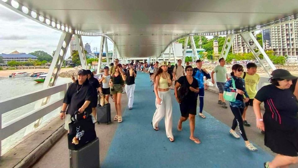 วันหยุดยาวคึกคัก นักท่องเที่ยวแห่เที่ยวเกาะล้าน ท่าเรือบาลีฮายพัทยาแน่น
