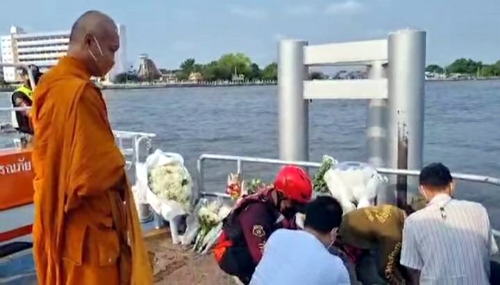 "พี่ชาย" นิมนต์พระสงฆ์ทำพิธีเชิญวิญญาณ "แตงโม"