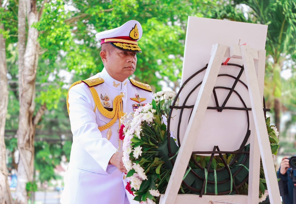 มทภ.4 นำกำลังพลวางพวงมาลาถวายสักการะพระบรมราชานุสาวรีย์ ร.5 เนื่องในวันปิยมหาราช