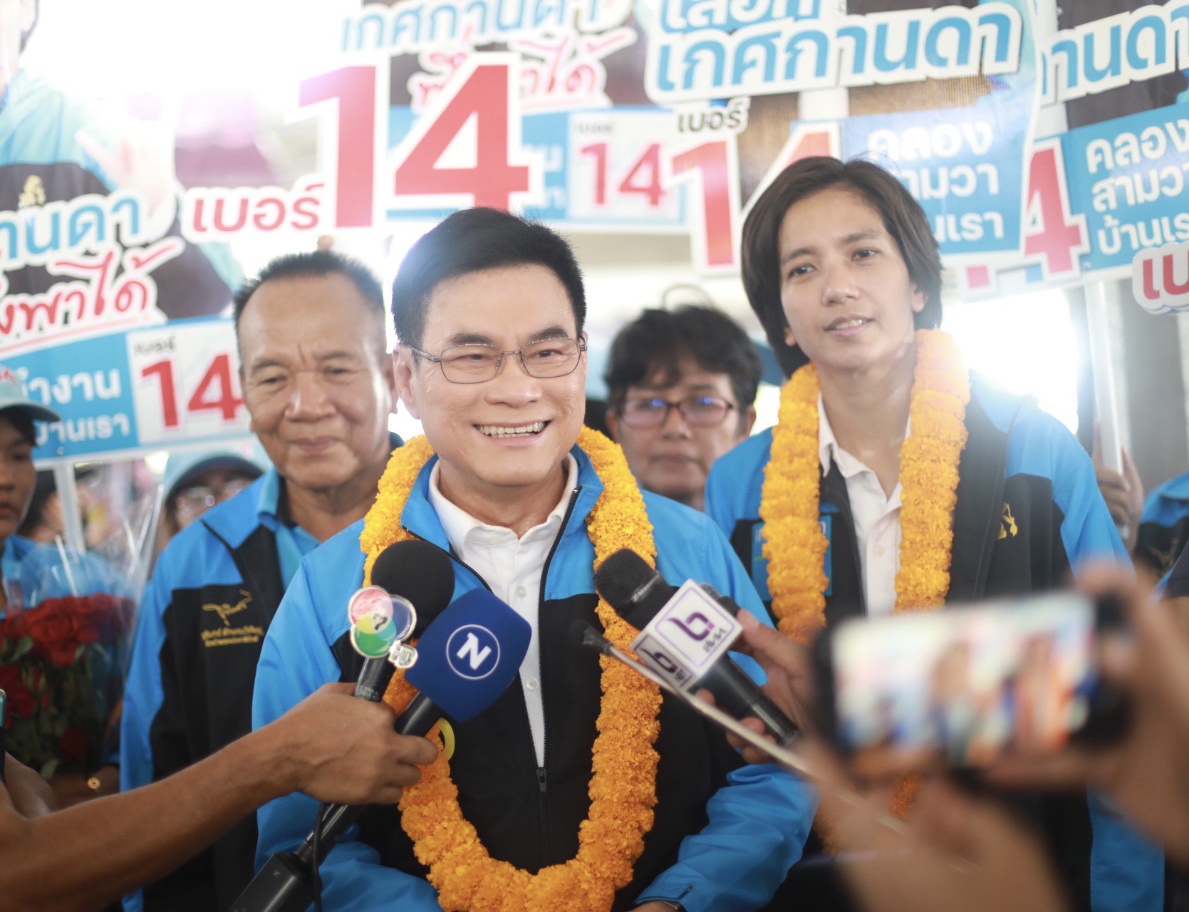 "จุรินทร์" นำทีมลุยคลองสามวา ชูทีม ศก.ปชป.ฝ่าวิกฤติเหมือน "ต้มยำกุ้ง-แฮมเบอร์เกอร์" เตรียมเร่งหาเสียงหนักขึ้น
