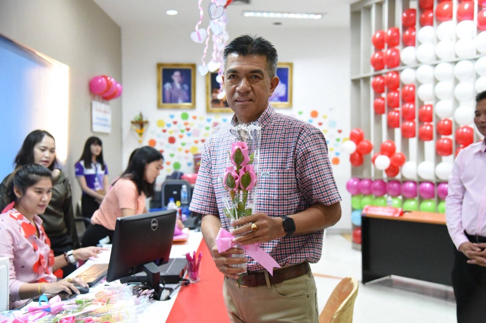 นายอำเภอเมืองฉะเชิงเทรา มอบของขวัญแด่คู่บ่าวสาวที่มาจดทะเบียนสมรส ในวันวาเลนไทน์