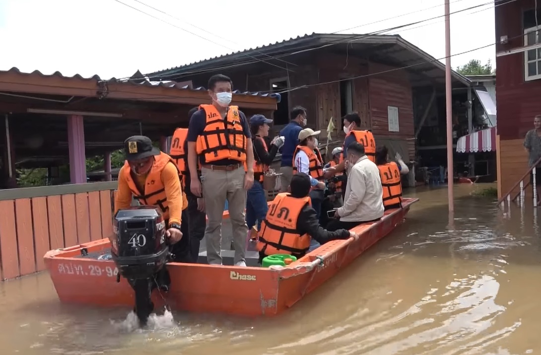 รมว.ดิจิทัลเพื่อเศรษฐกิจและสังคม ตรวจเยี่ยมให้กำลังใจผู้ประสบภัยน้ำท่วมจังหวัดสิงห์บุรี