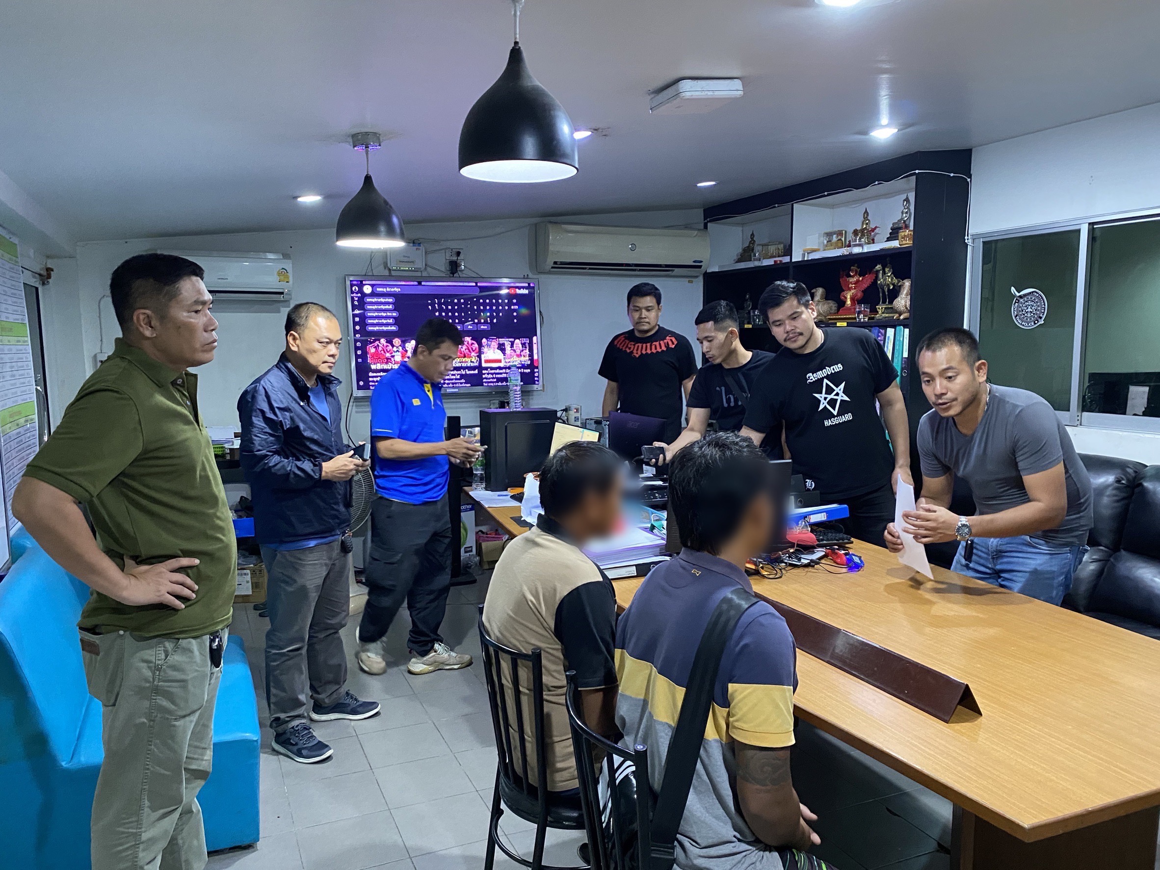 ตร.บางละมุง จับสองพี่น้อง ยกพวกถล่มบ้านคู่อริ เหตุฉุนซ่อมรถให้ฟรี กลับไม่มีคำขอบคุณ แถมพูดจาเย้ายวน เล่นลูกนักเลงใส่