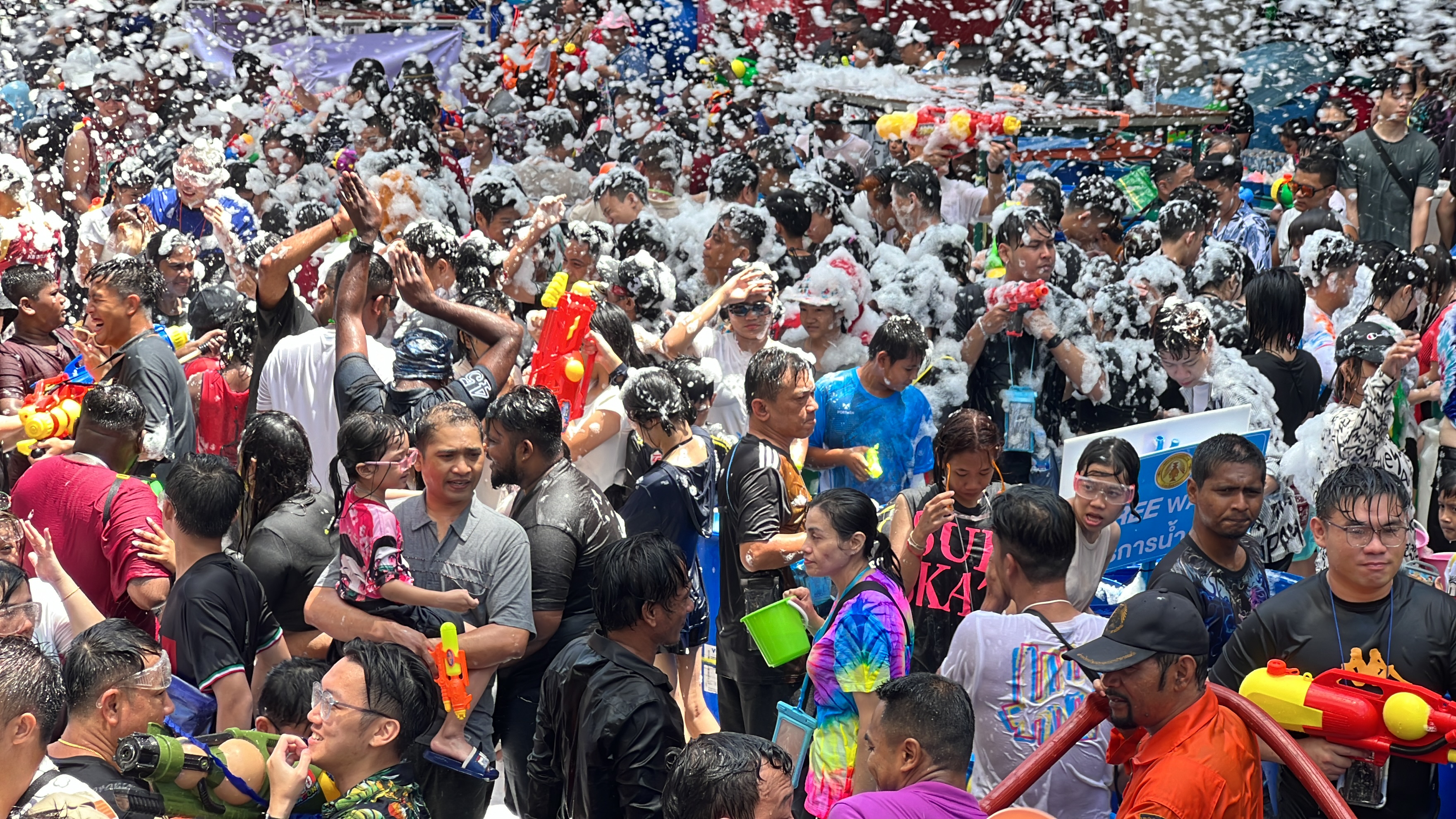 นักท่องเที่ยวไทย-มาเลเซีย ออกมาเล่นน้ำสงกรานต์ย่านถนนคนเดินกลางเมืองหาดใหญ่เนืองแน่น