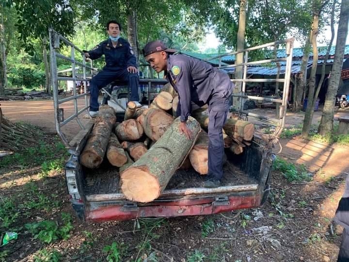 จับผู้ต้องหา 2 รายลักลอบตัดไม้ในพื้นที่ป่ากรมชลประทานในตำบลท่าตะเกียบยึดของกลาง 22 ท่อน