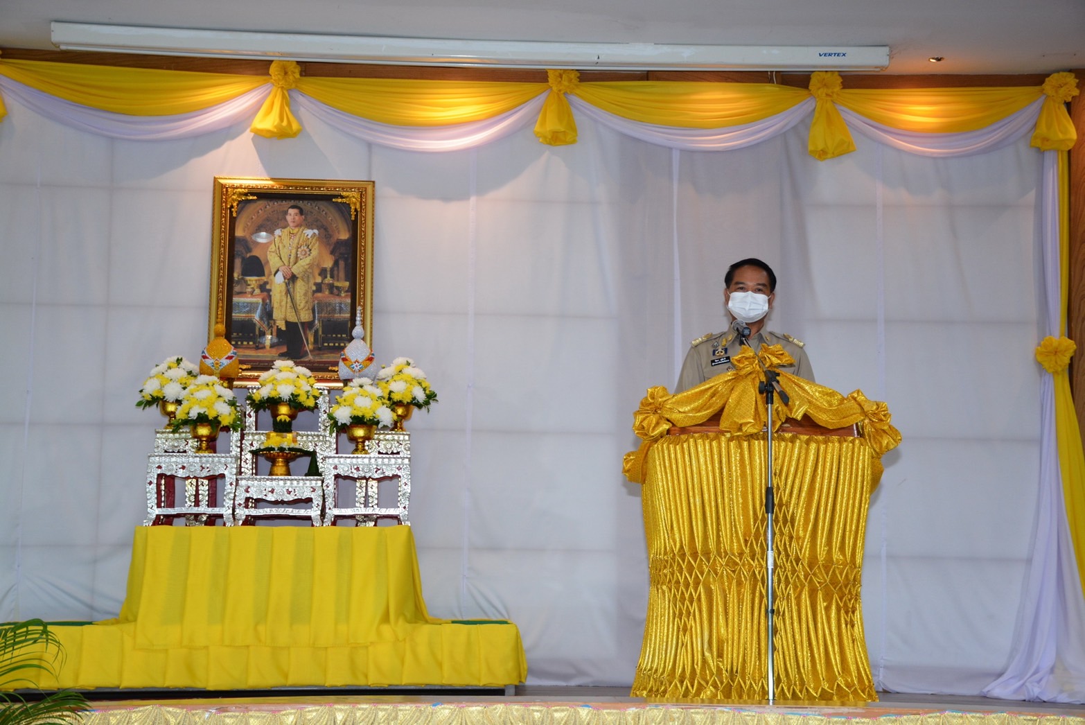 "ในหลวง" พระราชทานพระราชทรัพย์ส่วนพระองค์ช่วยเหลือโรงเรียน 13 แห่ง  ที่เป็นสถานที่กักตัวผู้ป่วยโควิด19  จ. ศรีสะเกษ