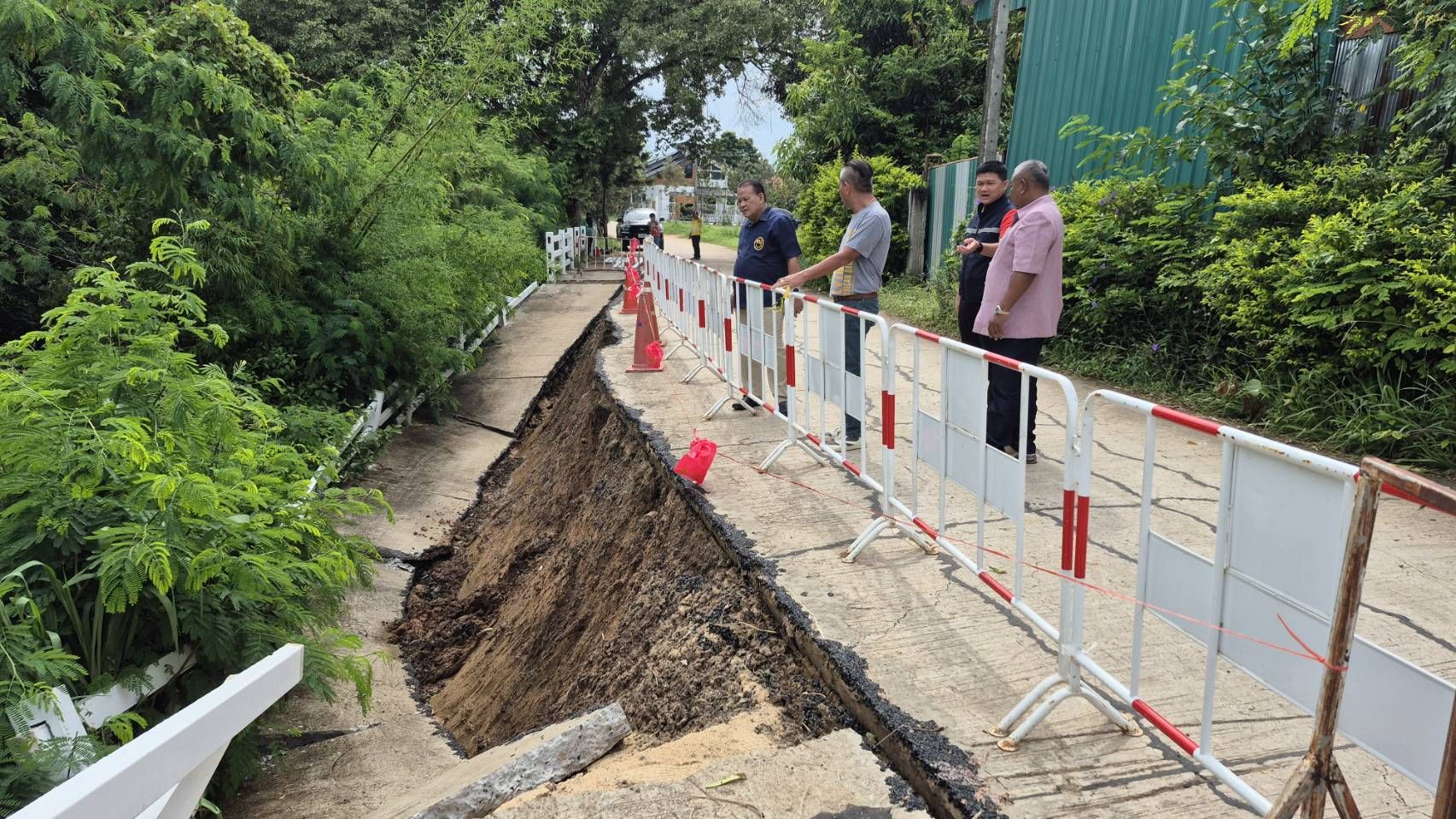 ถนนพังยับ! ฝนหนักเซาะดินทรุดลึก 3 เมตร เทศบาลชุมเห็ดเร่งฟื้นพื้นที่เสี่ยง ห้ามรถผ่านเด็ดขาด