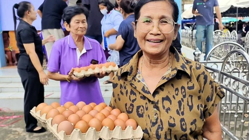 ชื่นมื่นวันแม่! แม่ๆ ปากพลีดีใจ รับไข่ไก่คนละถาดพร้อมเครื่องใช้ ยุคของแพงช่วยลดภาระ