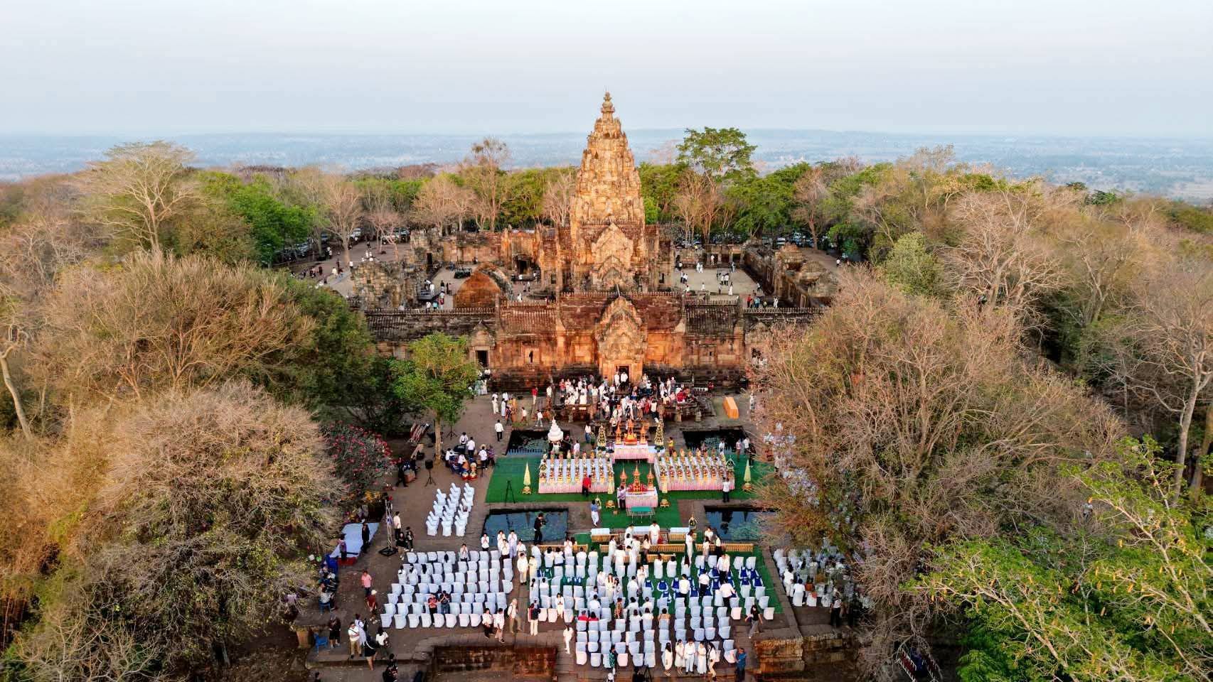 คึกคัก!!นักท่องเที่ยวไทย-ต่างชาติแห่เที่ยว'งานประเพณีขึ้นเขาพนมรุ้ง'บุรีรัมย์คาดเงินสะพัดหลายล้าน
