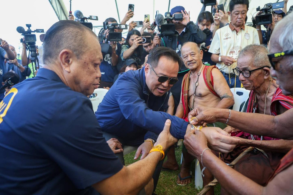 เบิร์ธเดย์67ปี "เนวิน" เปิดสนามช้างจัดใหญ่ "รมต.-สส.ภท.-บิ๊กขรก." พรึ่บ "อนุทิน-ธรรมนัส" บินด่วนร่วมงาน ผูกข้อมือ "นายกฯ" อวยพรนั่งนายกฯ4ปี