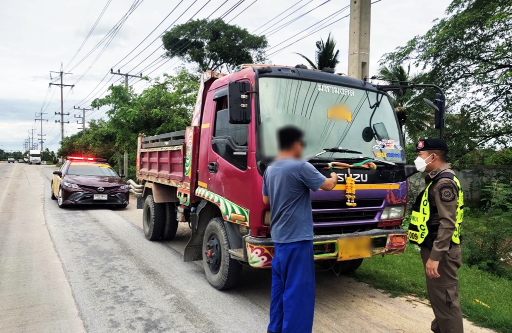 ตำรวจทางหลวงอู่ทอง จับรถบรรทุกวิ่งขวาตรวจสอบพบเป็นรถเถื่อนซื้อทางเฟซบุ๊ก