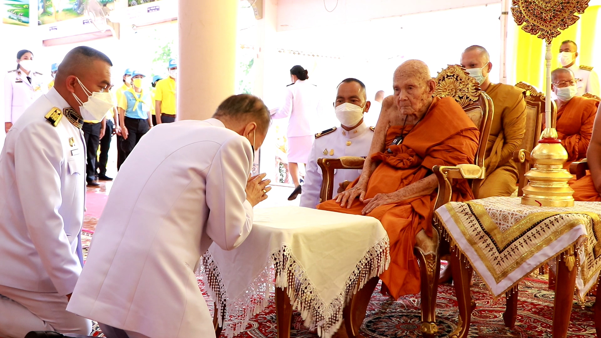 'ในหลวง' พระราชทานสัญญาบัตรพัดยศ-ผ้าไตร ถวาย 'หลวงปู่แสง'