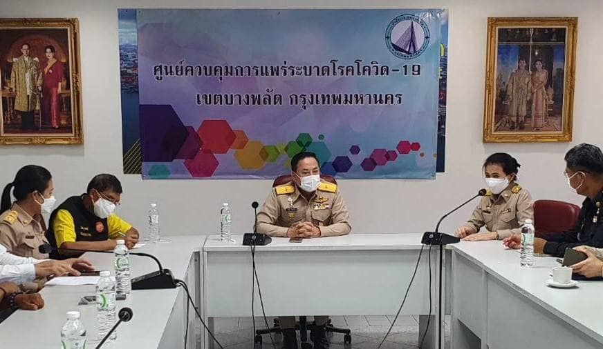 รองผู้ว่าฯกทม.ประชุมร่วมเขตบางพลัด     เร่งแก้ปัญหาน้ำหนุนสูงทะลักท่วมชุมชน 