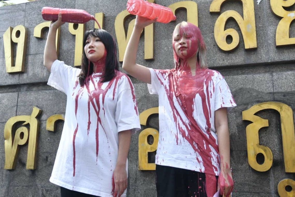 'ตะวัน-แบม' ยันอดอาหารต่อหน้าศาลฎีกา เรียกร้องคืนสิทธิประกันตัว