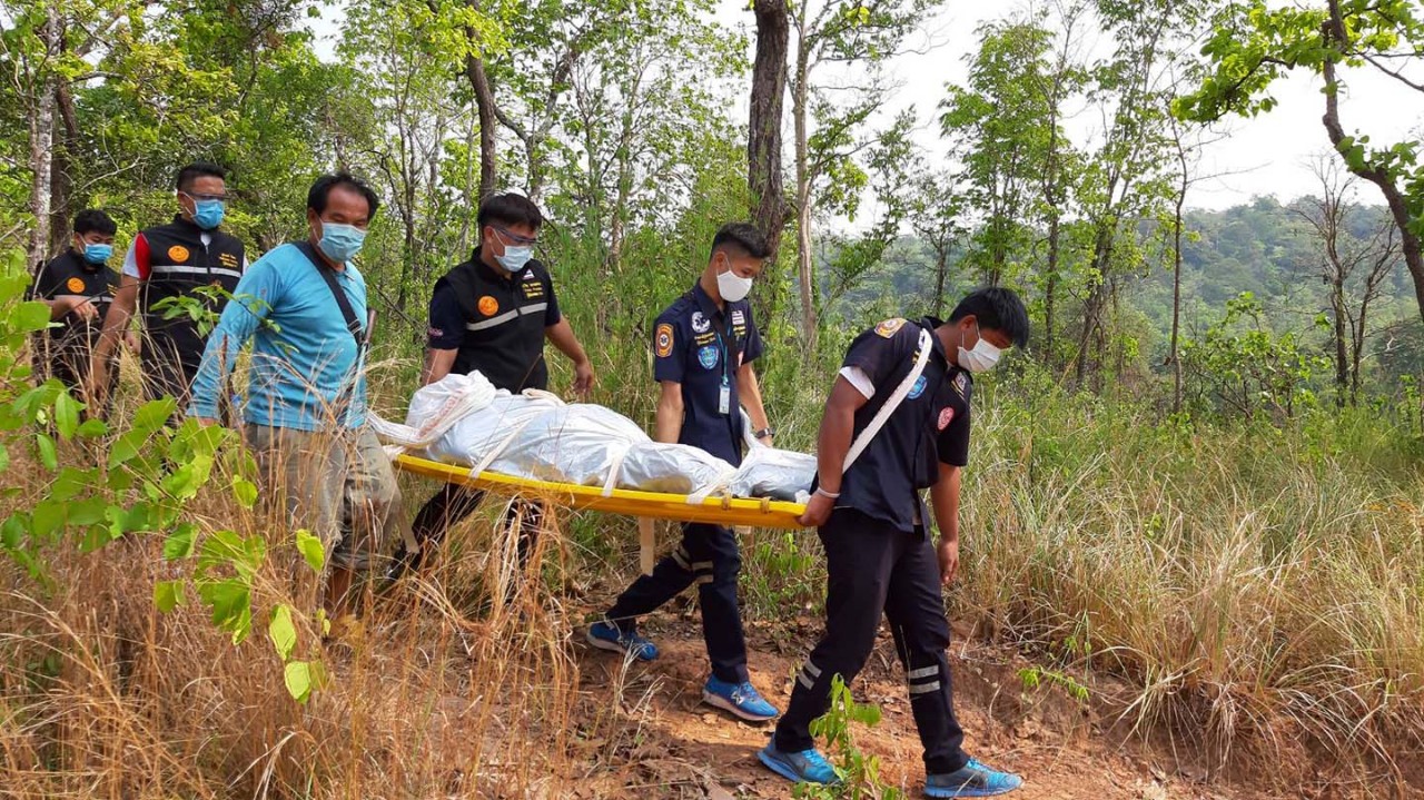 ชาวบ้านตกใจ ไปเก็บผักหวานเจอศพพระสงฆ์มรณภาพกลางป่า