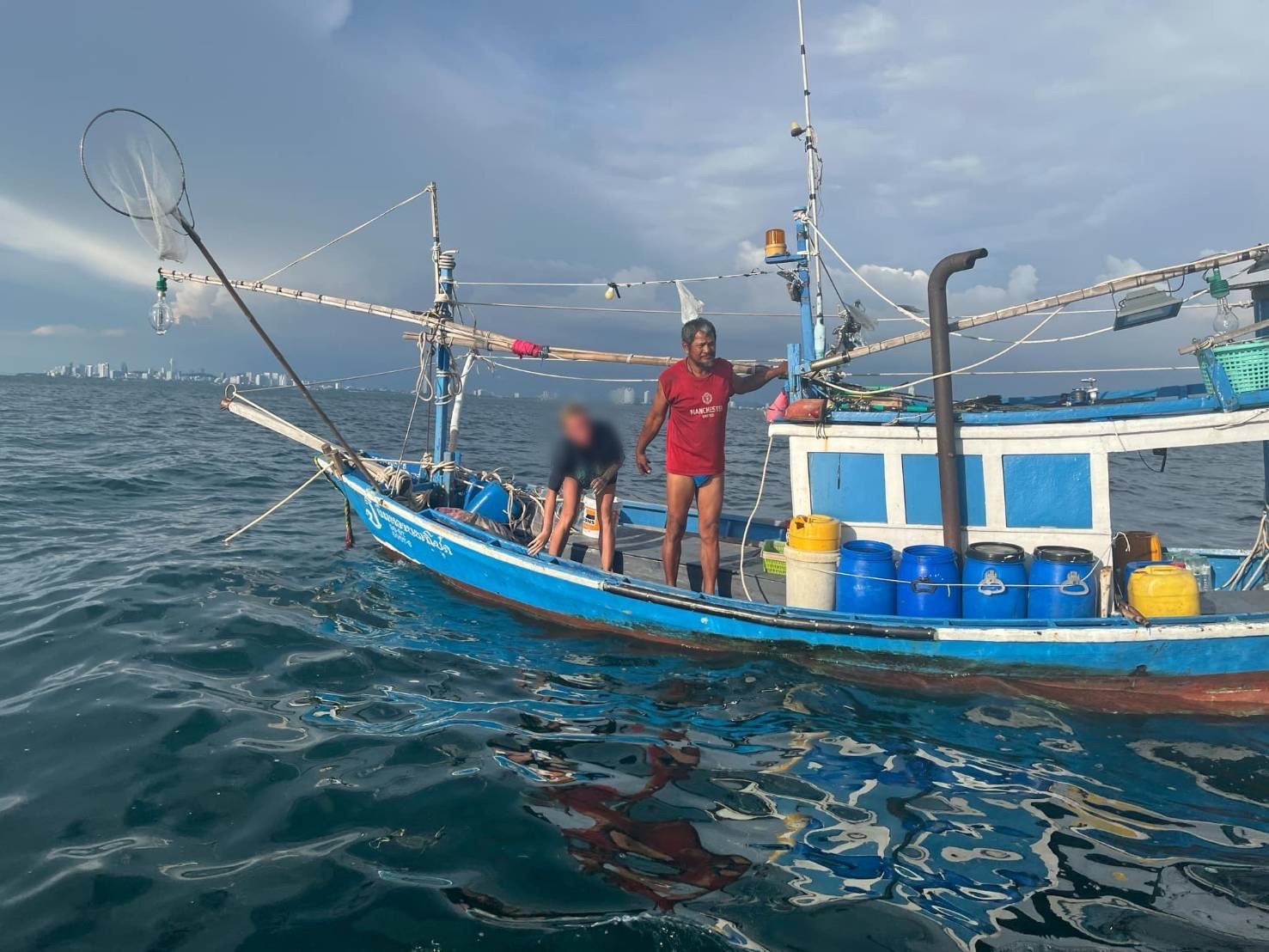 สาวรัสเซีย ลอยคอในทะเล 7 ชม. ว่ายน้ำหลงทิศ เรือประมงช่วยรอดชีวิตหวุดหวิด