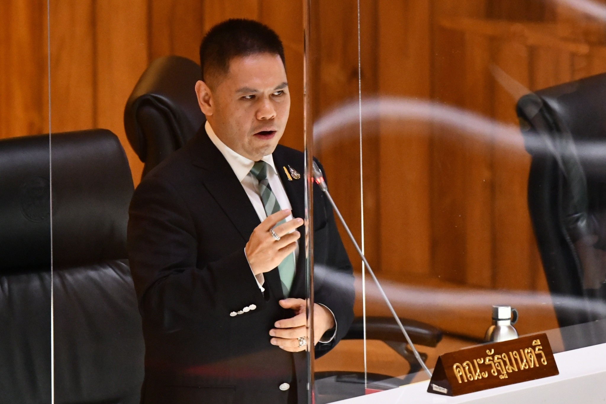 "วราวุธ" ย้ำใช้สารแก้คราบน้ำมันเท่าที่จำเป็น พร้อมยึดจำนวนน้ำมันตามบริษัทต้นเรื่อง 