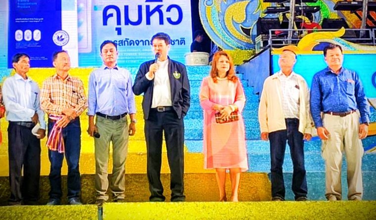 "ดร.เอกภาพ" ร่วมงานบุญมหากฐินอยากเป็นเศรษฐี ณ บ้านหัวดงกำแพง