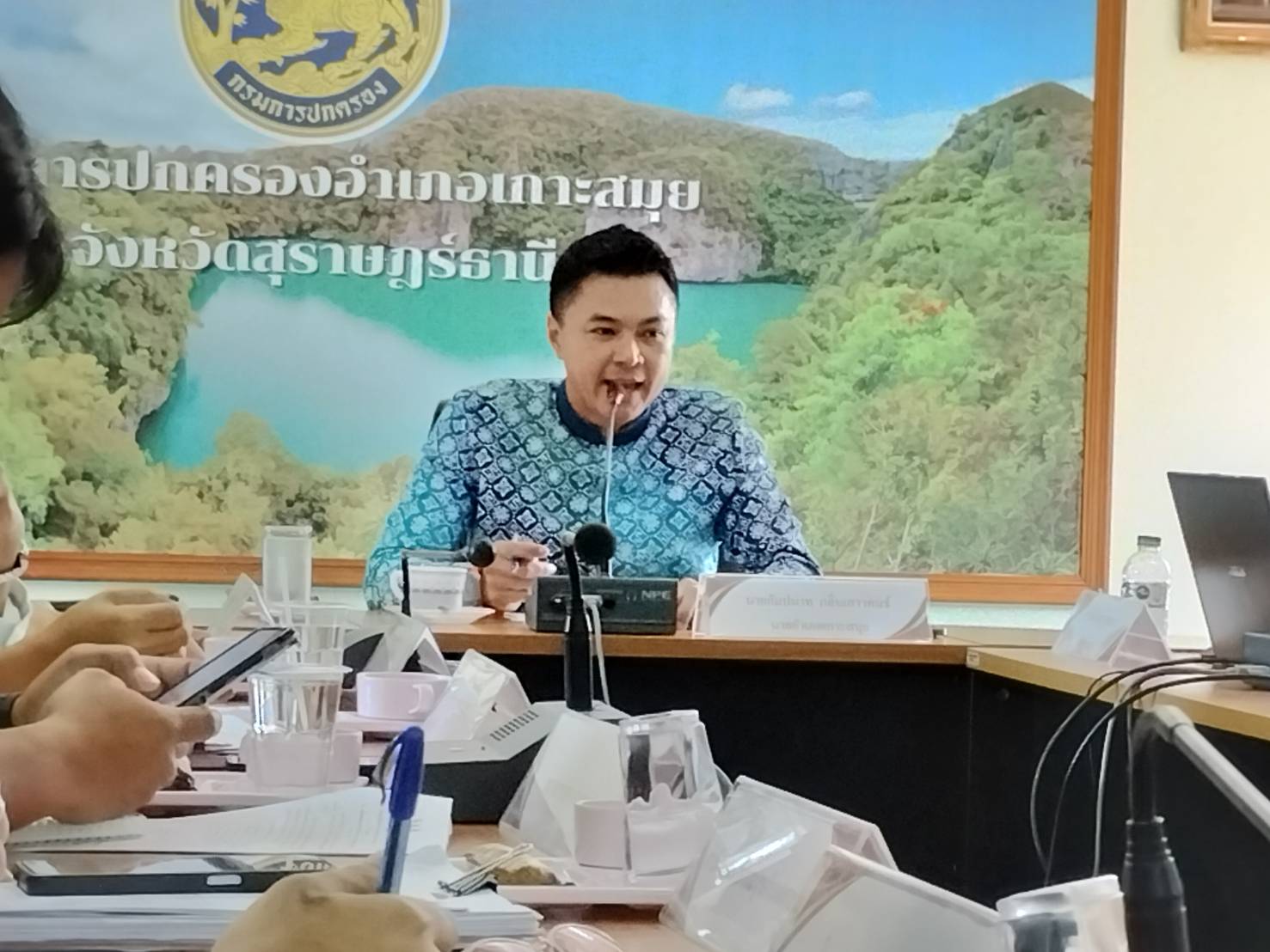 นายอำเภอเกาะสมุยประชุมคณะกรรมการ ศปถ.อำเภอ เร่งแก้ 3 ปัญหาลดอุบัติเหตุจากการใช้รถใช้ถนน