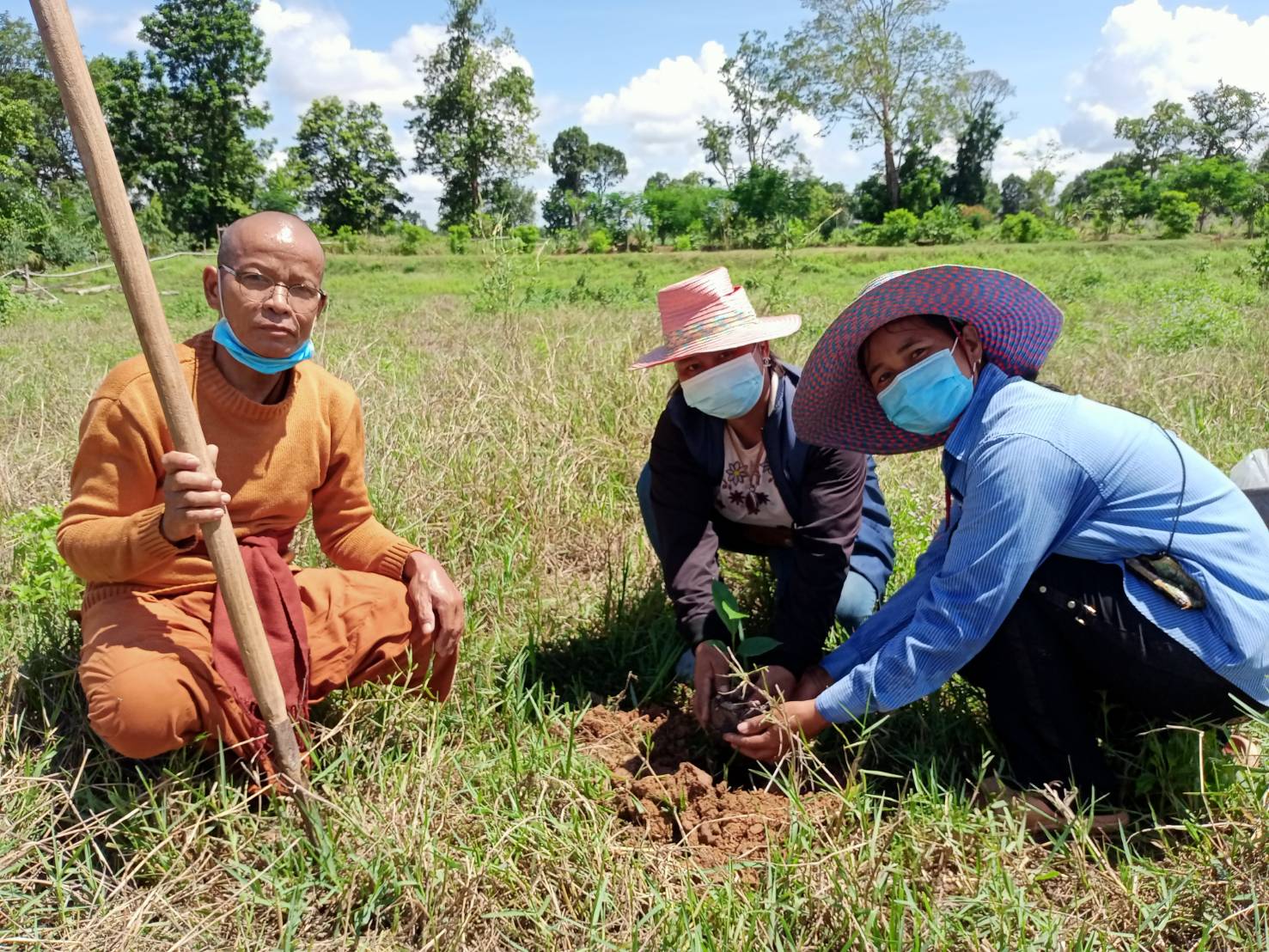 พระครูต้นแบบพัฒนาศูนย์ปฏิบัติธรรมเชิงอนุรักษ์  นำพระสงฆ์สามเณร-ญาติโยมปลูกต้นไม้พันต้น