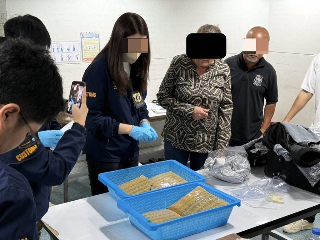 กรมศุลฯ จับหญิงอเมริกันซุก “ไอซ์” ในชุดผ้าปูที่นอน 4,300 กรัม มูลค่า 1.29 ล.