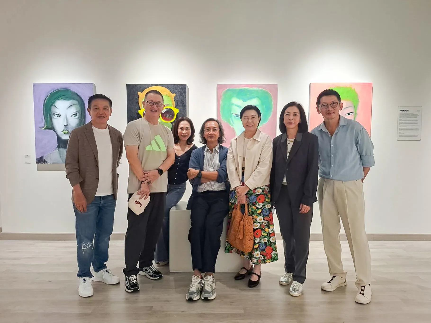03.สาธิต กาลวันตวานิช ศิลปินให้การต้อนรับ มยุรี ชัยพรหมประสิทธิ์ ผู้บริหารสยามพิวรรธน์ และแขกคนพิเศษที่มาร่วมยินดี