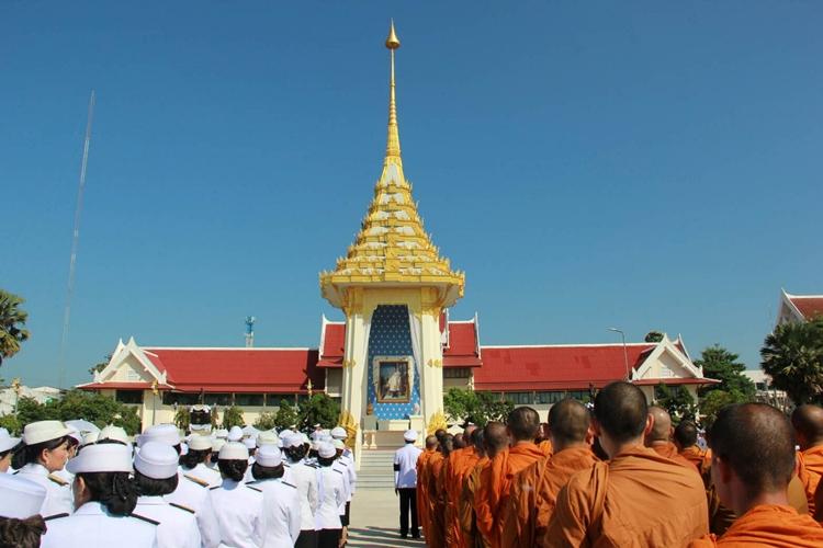 พสกนิกรชาวบุรีรัมย์เริ่มเข้าถวายดอกไม้จันทน์