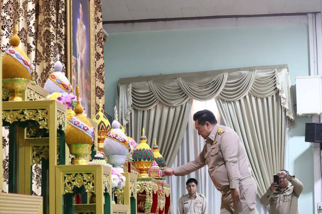 ผู้ว่าฯอ่างทอง ถวายภัตตาหารพระราชทานของพระบาทสมเด็จพระเจ้าอยู่หัวแด่พระภิกษุ-สามเณร ผู้เข้าสอบบาลีสนามหลวง ฯ