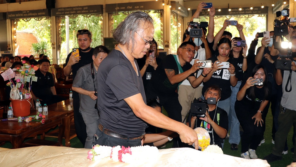 บรรยากาศสุดเศร้า รดน้ำศพ “แดนนี่ ศรีภิญโญ” เพื่อนดาราร่วมอาลัยแน่นวัด