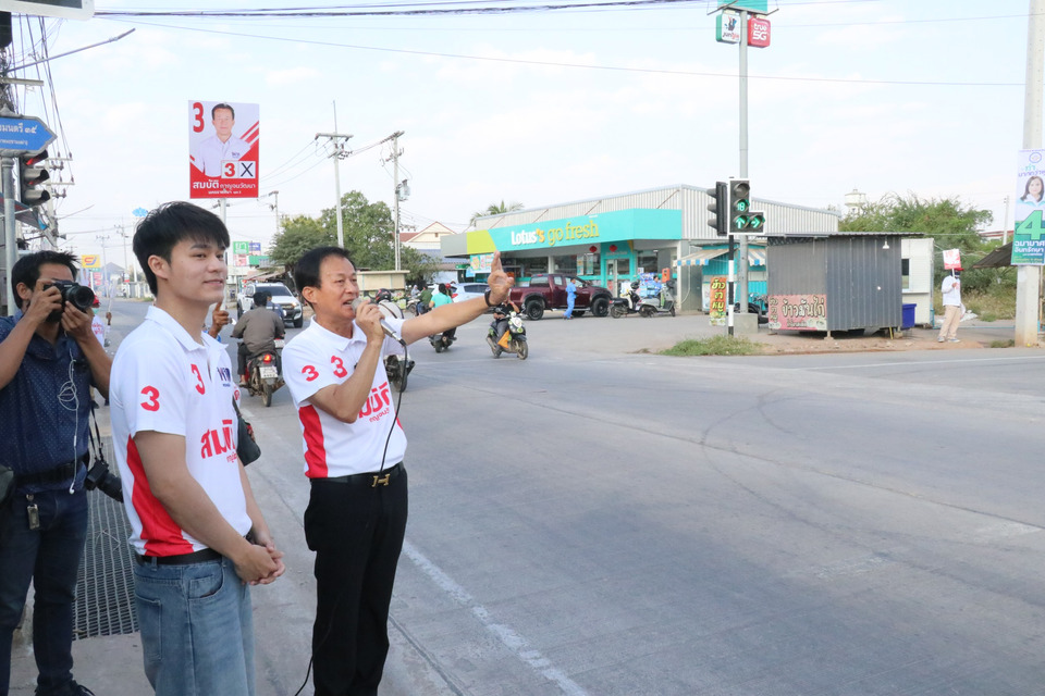 โคราชโค้งสุดท้าย! “สมบัติ” พท.เขต 3 ยืนกลางแยกไฟแดง อ้อนคะแนนชูประสบการณ์-พร้อมแก้ปากท้อง