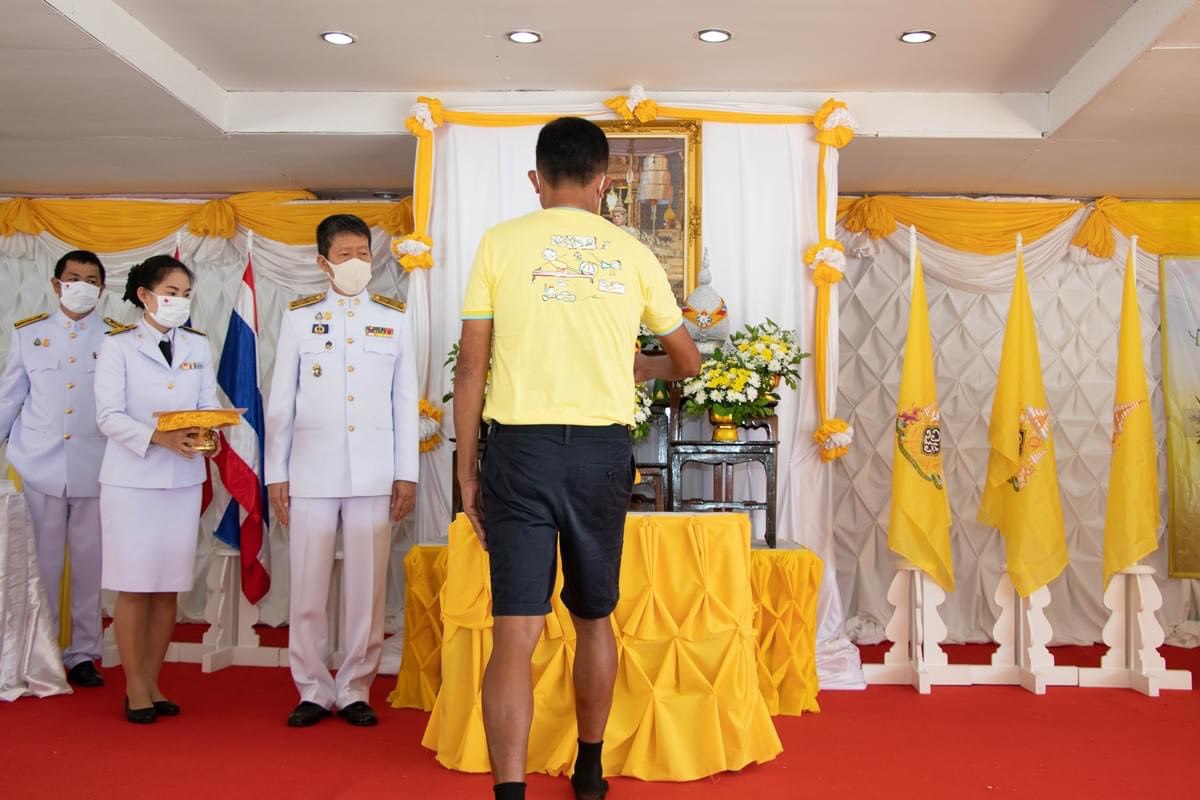 ผู้ว่าฯ ตราด เป็นผู้แทนพระองค์ ในพิธีมอบประกาศนียบัตรแก่ผู้ผ่านการอบรมในโครงการพระราชทาน “โคก หนอง นา แห่งน้ำใจและความหวัง”