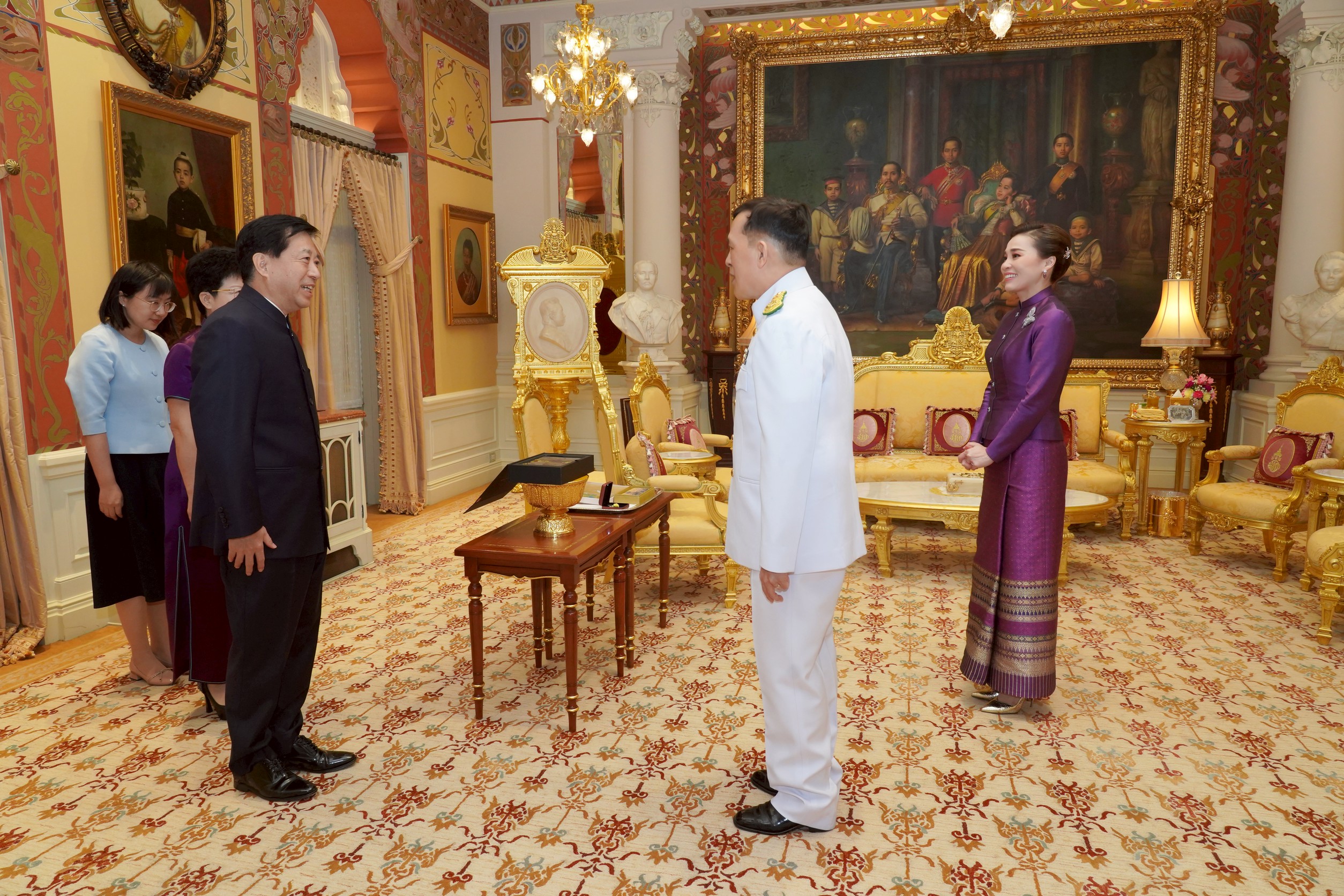 ในหลวง พระราชินี พระราชทานพระบรมราชวโรกาสให้เอกอัครราชทูตจีน และเอกอัครราชทูตฮังการี เฝ้าฯ