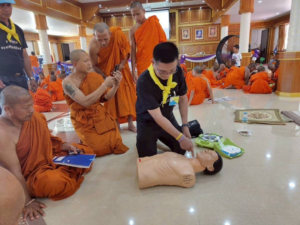จิตอาสาพระราชทาน 904 สอน CPR & AED ให้สามเณรภาคฤดูร้อน สุราษฎร์ธานี