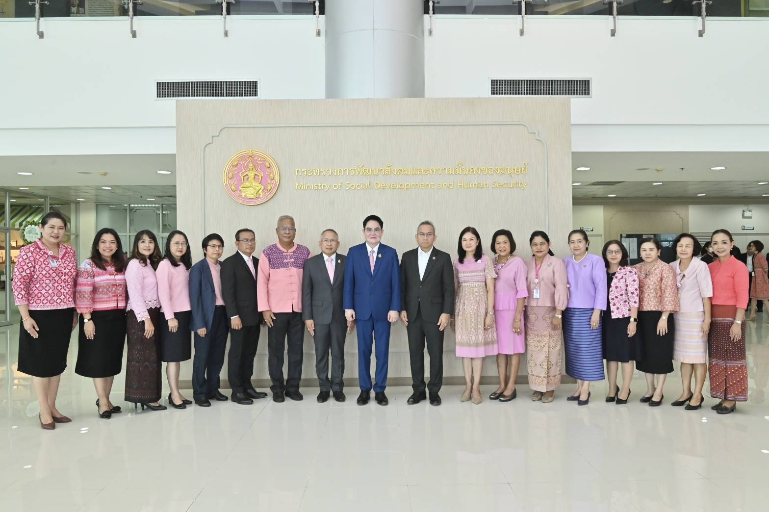 "อัครา พรหมเผ่า" รมว.พม. สักการะสิ่งศักดิ์สิทธิ์ประจำกระทรวง เพื่อสิริมงคล 