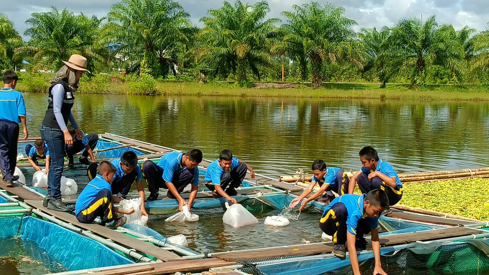 สตูลจัดโครงการราชประชาฟาร์ม by ประชารัฐ ให้น้องๆ นักมวยฝึกอาชีพเลี้ยงปลา  