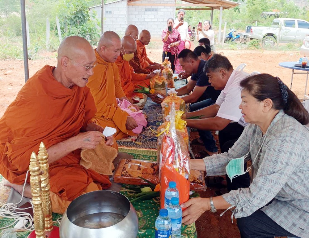 "อดีตรอง ผกก.ป.สภ.พนมทวน" ร่วมกับชาวชุมชนเขาใหญ่พัฒนา ถวายภัตรหารเพลแด่พระสงฆ์ เพื่ออุทิศส่วนกุศลให้ "เจ้าพ่อเขาใหญ่" 