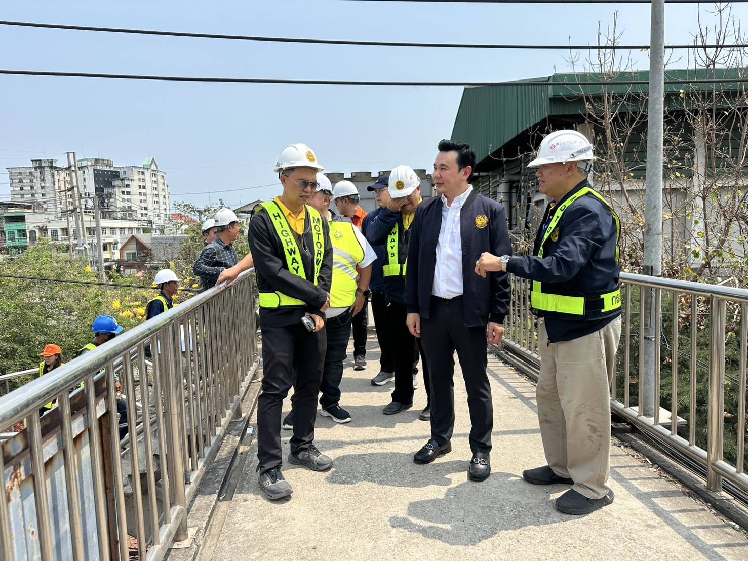 “กฤชนนท์” ผู้ช่วย รมต.คมนาคม ลงพื้นที่ตรวจสอบ สางปัญหา สะพานลอยหน้าตลาดทะเลไทย